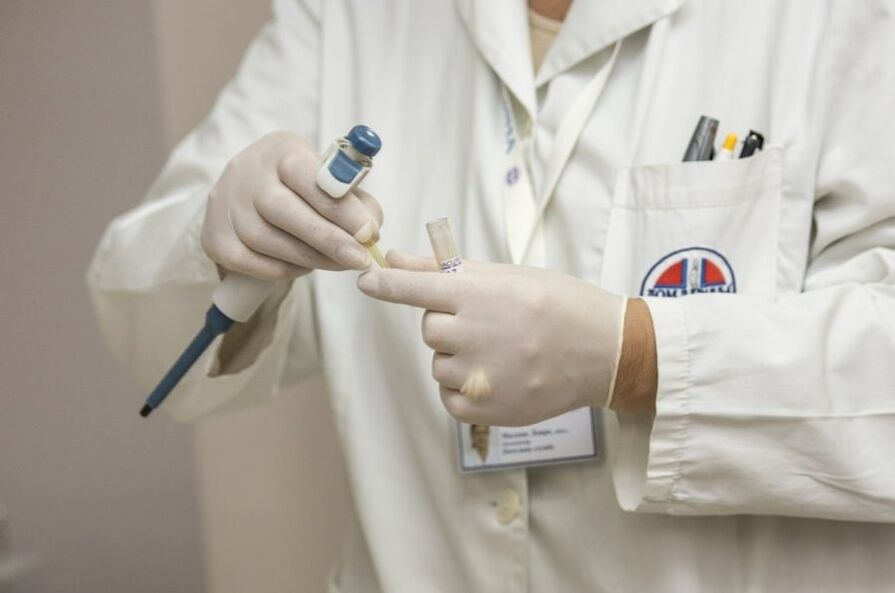 Médico que diagnostica el virus del papiloma humano